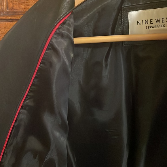 Black leather zip up jacket with clean lines, slit pockets. Nine West size L - Picture 5 of 5